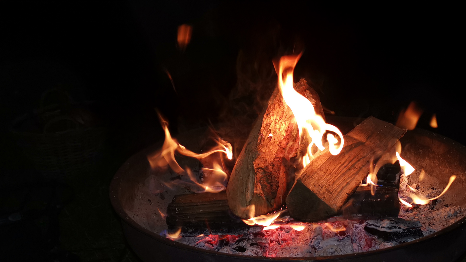 Lagerfeuer bei Nacht